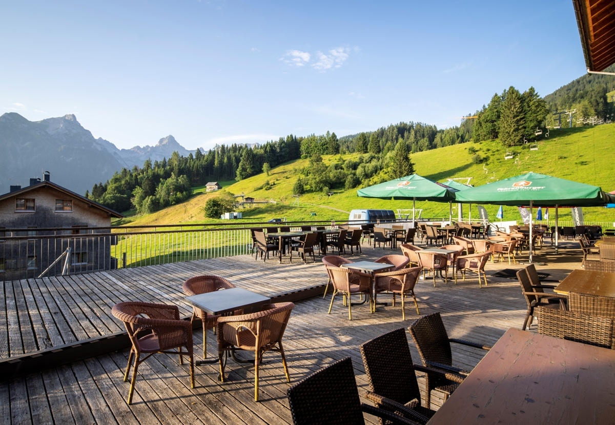 Sonnenterrasse des Gastlokals im Haupthaus